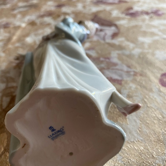 RETIRED 1998 ‘TALK OF THE TOWN LLADRO’ PORCELAIN FIGURINE-Item#01005788 - Picture 5 of 14